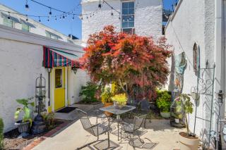 Community Courtyard and Fireplace Cowan Apt! - - 8