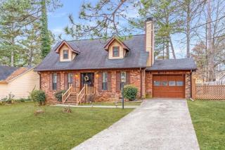 413) Massive 3 bedroom with fenced yard - Riverdale - 0