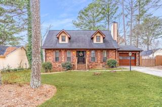 413) Massive 3 bedroom with fenced yard - Riverdale - 3