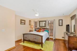 413) Massive 3 bedroom with fenced yard - Riverdale - 2