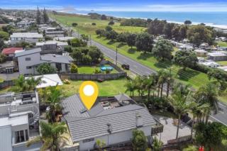 Beachside Apartment Front Row - 3