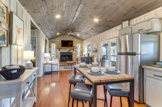 3 Mi to Dtwn: Blue Ridge Cabin w/ Hot Tub & Views - 0