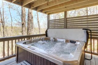 3 Mi to Dtwn: Blue Ridge Cabin w/ Hot Tub & Views - 8