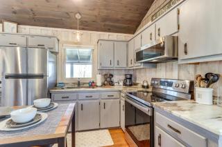 3 Mi to Dtwn: Blue Ridge Cabin w/ Hot Tub & Views - 4