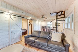 3 Mi to Dtwn: Blue Ridge Cabin w/ Hot Tub & Views - 2