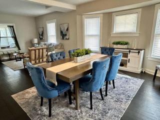 Spacious Home in DT Libertyville Near Naval Base - 5