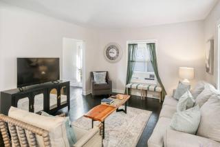 Spacious Home in DT Libertyville Near Naval Base - Libertyville - 4