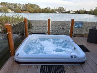 Rachels Luxury Tattershall Hot Tub & Fishing Retreat - Tattershall - 0