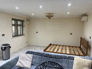 One Bedroom Bungalow in Private Garden - Chigwell - 3