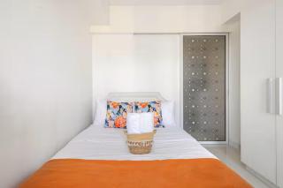 Madam J 2BR Apartment by Azure Near Airport - Manila - 9