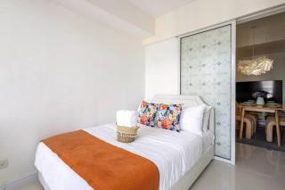 Madam J 2BR Apartment by Azure Near Airport - Manila - 7