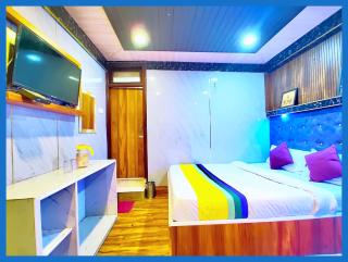 Flattiess ! Hotel Near Mall Road - Open Sitting Area on Terrace with Full Naini Lake View and Mountain Valley View - Wi Fi - Room Service Available - Top Rated Hotel - Nainital - 8