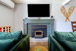 Scenic Mountain Getaway by the Park - 7