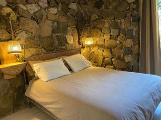 Iluminada casa de piedra entre bosque y río - Lo Barnechea - 7