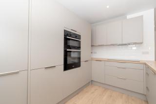 Stylish 6 Bed House Close to Uni and Shops Sleeps 6 - Huddersfield - 2