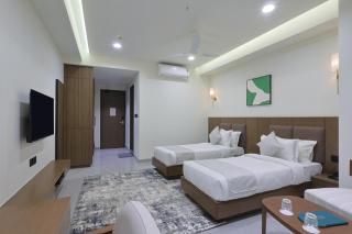 Hotel Elinor - - 4