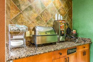 Econo Lodge Topeka at Wanamaker - 6