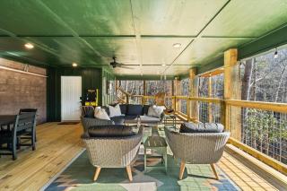 Treehouse Cabin with XLarge Outside Living Space! - Gatlinburg - 2