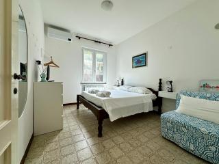 Terrace & Parking - Holiday Home near Fegina Beach - Monterosso al Mare - 5