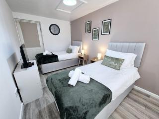 Wolverhampton Stays 4 Bed, 2 Bath, Parking Long Stay Ready - 8