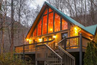 Tree-Lined Cabin with Hot Tub and Deck in Bryson City - Bryson City - 0