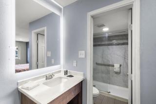 Travel Inn & Suites - Humble - 4