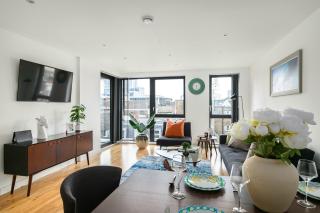City of London 2BR Penthouse with Stunning Terrace Views - 0