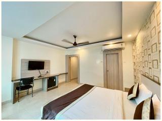 HOTEL K R - PREMIUM Near Krishna JanamBhoomi - Mathura Railway Juction - Bus stand - Parking and Wifi Facilities - Air Conditioning Luxury Room - A Top Rated Four Star Hotel - Mathura - 1