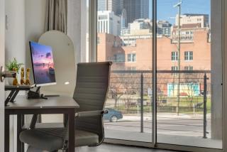 Urban 2BR I Free Parking I King Bed I Workspace - 3
