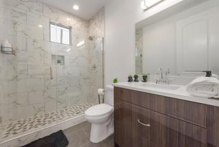 Urban 2BR I Free Parking I King Bed I Workspace - 1