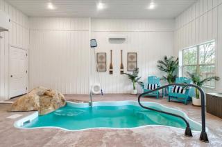 Fox and Fawn Luxury Cabin Indoor Pool Theater - Sevierville - 4