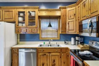 Son of a Gun Cabin Hot Tub near Gatlinburg - Sevierville - 4