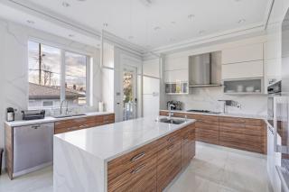 Centrally Located Luxury Home with Views and Cinema - Vancouver - 7