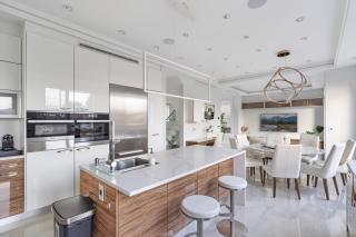 Centrally Located Luxury Home with Views and Cinema - Vancouver - 5