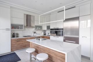 Centrally Located Luxury Home with Views and Cinema - Vancouver - 4