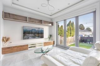 Centrally Located Luxury Home with Views and Cinema - Vancouver - 1