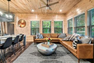 The Bear and Buck Luxury Cabin Indoor Pool Theater - Sevierville - 4