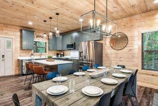 The Bear and Buck Luxury Cabin Indoor Pool Theater - Sevierville - 3