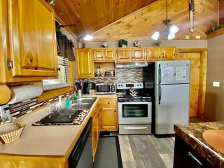 Jungle Safari Honeymoon Cabin - Sevierville - 3