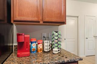 IAH 6 Miles Spacious 5 Bedroom Home with 3 King Beds - Humble - 1