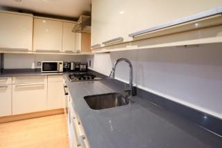 Prime Location with 5 Star Comfort - 3rd Floor Apartment in Canary Wharf - London - 4