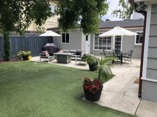 Classic La Jolla Beach Home Pet Friendly! Outdoor Fire Pit and Heaters Close to Wind n Sea Beach - San Diego - 2