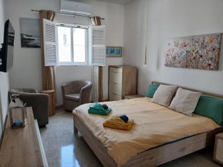 Seafront 3 Bedroom Stylish Apt with Spectacular Seaview - St Paul's Bay - 3