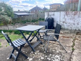 Rochester Retreat with Parking - Strood - 8