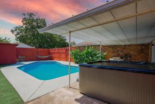 Cozy 5BR Pool House with Hot Tub Near The Lake - 1