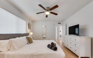 Cozy 5BR Pool House with Hot Tub Near The Lake - 4