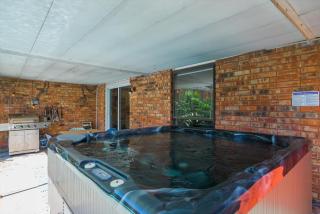 Cozy 5BR Pool House with Hot Tub Near The Lake - 3