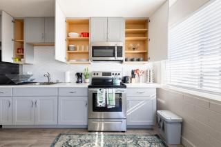 Spacious 2BR Condo, Steps to Downtown Gilbert, King Bed & Laundry - 9