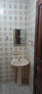 Casa com suíte, WiFi e churrasqueira perto da praia - 9