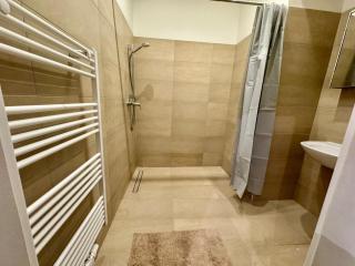 Stylish Calm 2 Bedroom Apartment with Free Parking - Vienne - 4